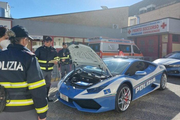 Imádják az olasz rendőrök a szolgálati Lamborghinit