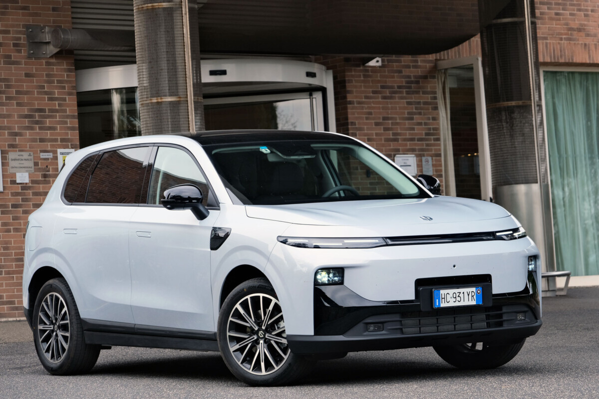 Benzin tartja életben az olcsó villanyautót