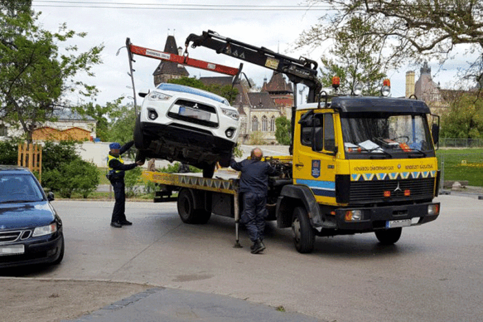 Mi legyen a sorsa ennek a járdára parkolt Mercedesnek? 3