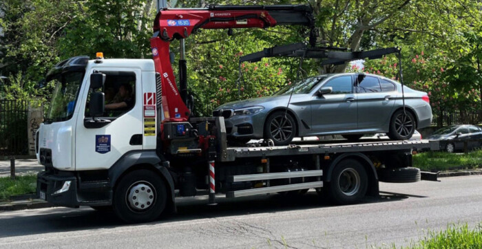 Mi legyen a sorsa ennek a járdára parkolt Mercedesnek? 2