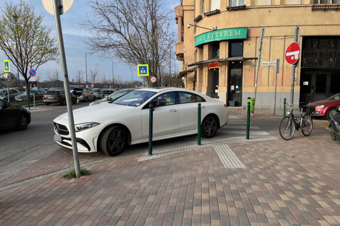 Mi legyen a sorsa ennek a járdára parkolt Mercedesnek? 1