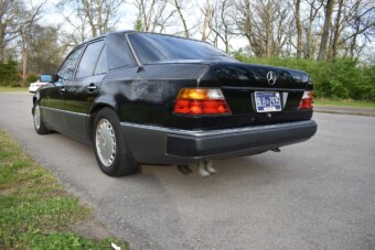 Egy vevő látott fantáziát az 1,8 millió kilométert futott öreg Mercedesben