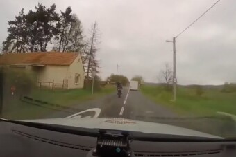 Videó: részegen menekült a motoros a rendőrök elől