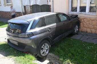 Ölébe ültette a gyerekét Kaposváron, belerongyoltak a szomszéd házba