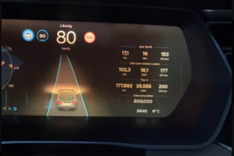 Rácáfol az eldobható villanyautók mítoszára egy sokat futott öreg Tesla