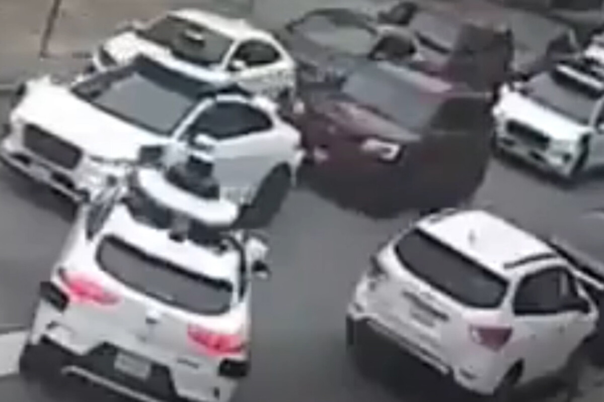 Három önvezető autó találkozott egy kereszteződésben, megszületett az év legviccesebb autós videója