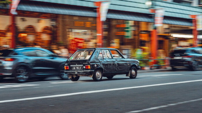 Nem normális: Tokióig ment egy 50 éves Peugeot-val 7