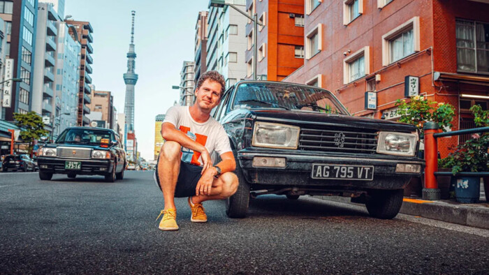 Nem normális: Tokióig ment egy 50 éves Peugeot-val 8