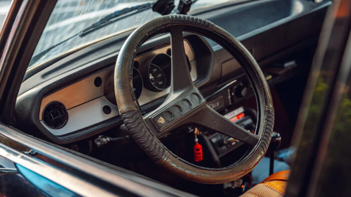 Nem normális: Tokióig ment egy 50 éves Peugeot-val 6