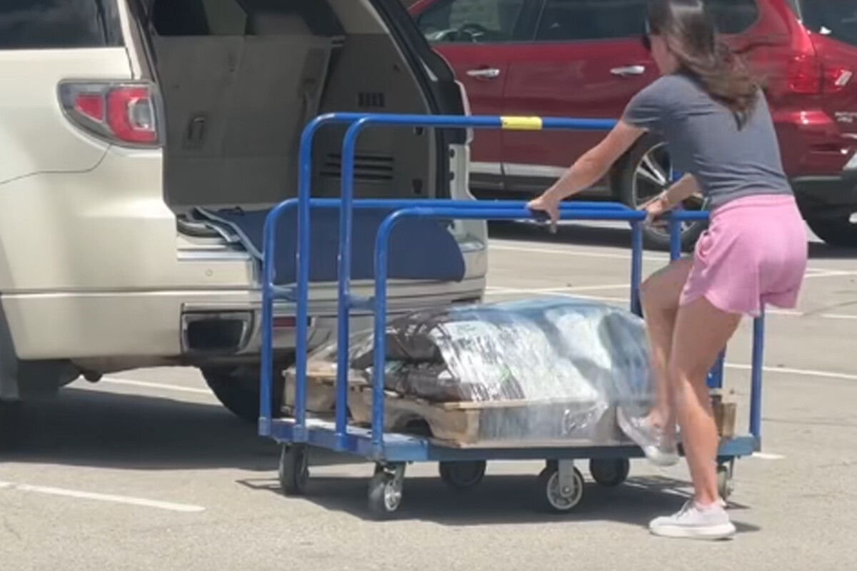 Ahogy ez a nő elszállít egy raklapnyi árut, azt álló tapssal ünnepeljük