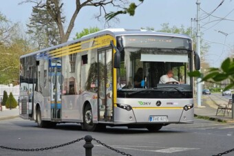Bilincsbe verve vitték el a busz utasát