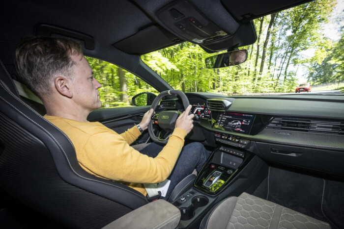 Ez az Audi elemi erővel adja az élményt, csak bírja a sofőr 16