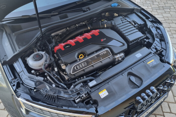 Ez az Audi elemi erővel adja az élményt, csak bírja a sofőr 12