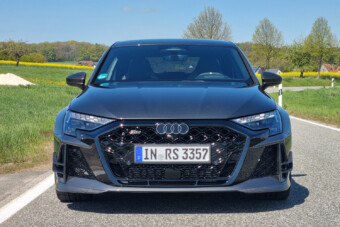 Ez az Audi elemi erővel adja az élményt, csak bírja a sofőr