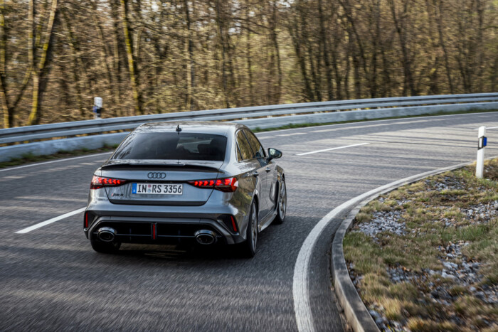 Ez az Audi elemi erővel adja az élményt, csak bírja a sofőr 17