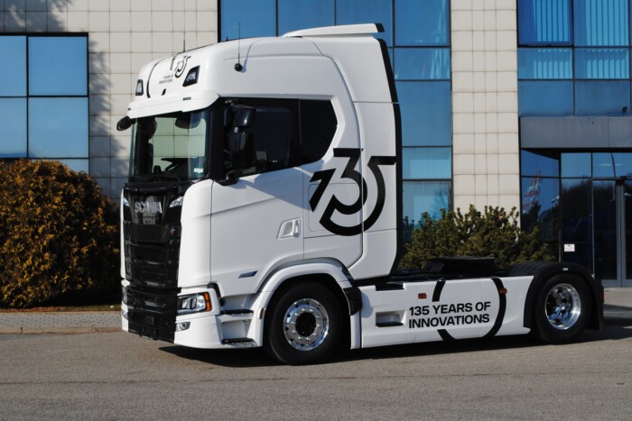 Aszfaltszaggató karaktert kapott a Scania újdonsága 2 Aszfaltszaggató karaktert kapott a Scania újdonsága 2