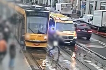 Videón, ahogy szirénázó mentő elé rohant egy gyalogos Budapesten