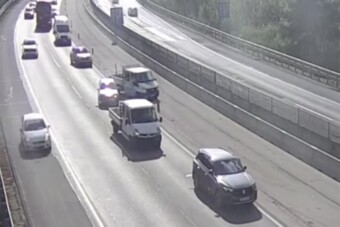Úgy mennek, mint a vakok – videón az M3-ason történt érthetetlen baleset