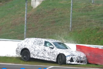 Falnak mentek az álcázott Audival a Nürburgringen