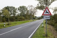 Tükörképével harcoló gólya okozott milliós kárt egy autóban 1