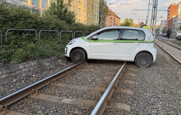 Sínen végezte a budapesti autós, miután összekeverte a pedálokat 1