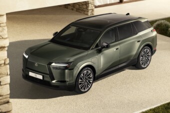 Sportautóként üvölt, nyugággyal kényeztet az új Lexus