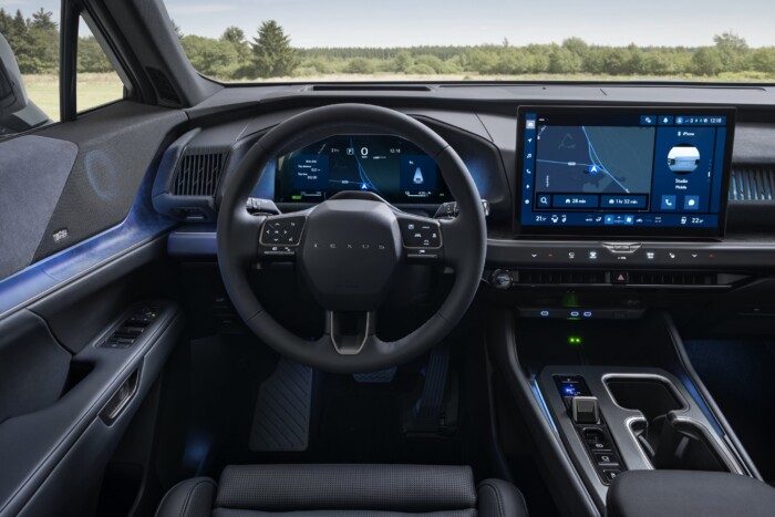Sportautóként üvölt, nyugággyal kényeztet az új Lexus 9