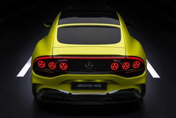 Bámulatosan bonyolult villanyvarázslót épített a Mercedes 9 Bámulatosan bonyolult villanyvarázslót épített a Mercedes 9