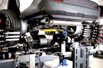 Elhülve nézzük hogy dolgozik a gumis robot