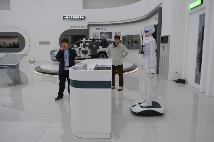 Így veszik el a robotok a közlekedési rendőrök és mások munkáját Kínában 10 Így veszik el a robotok a közlekedési rendőrök és mások munkáját Kínában 10
