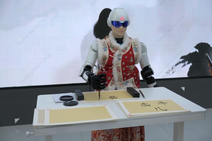 Így veszik el a robotok a közlekedési rendőrök és mások munkáját Kínában 11 Így veszik el a robotok a közlekedési rendőrök és mások munkáját Kínában 11