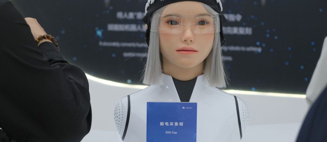 Így veszik el a robotok a közlekedési rendőrök és mások munkáját Kínában