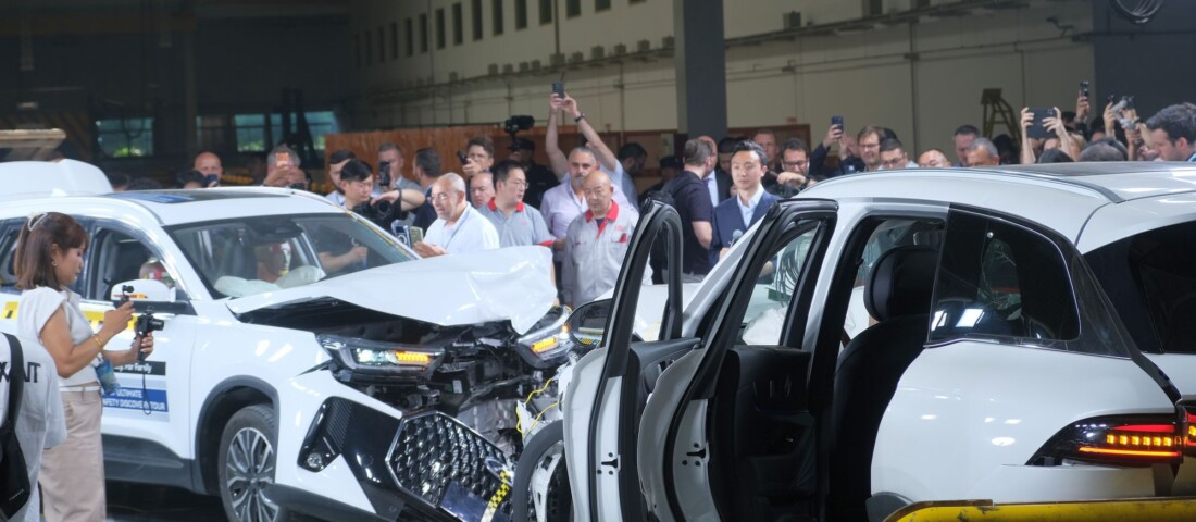 Bizonyítani akartak, élőben törték rommá a Chery SUV-jait