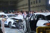 Két irányból egyszerre törték a kínai SUV-ot, ez lett a vége 1 Két irányból egyszerre törték a kínai SUV-ot, ez lett a vége 1