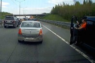 Videón, ahogy a pesti rendőrök drónnal vadásszák le a leállósávhuszárokat 1 Videón, ahogy a pesti rendőrök drónnal vadásszák le a leállósávhuszárokat 1