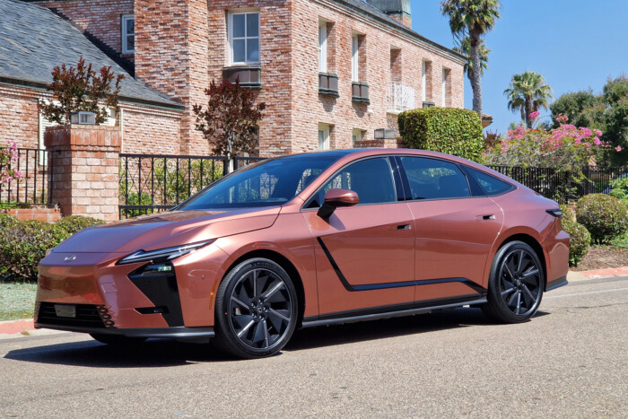 Lexus, amilyen még nem volt: szedán SUV-komforttal 7 Lexus, amilyen még nem volt: szedán SUV-komforttal 7