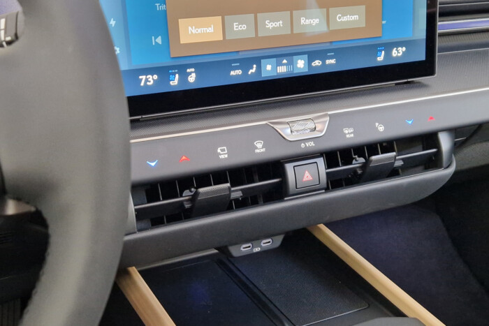 Lexus, amilyen még nem volt: szedán SUV-komforttal 12 Lexus, amilyen még nem volt: szedán SUV-komforttal 12