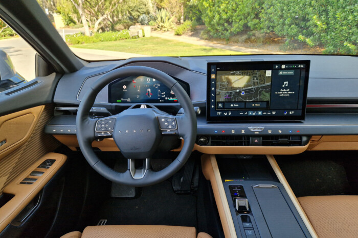 Lexus, amilyen még nem volt: szedán SUV-komforttal 10 Lexus, amilyen még nem volt: szedán SUV-komforttal 10
