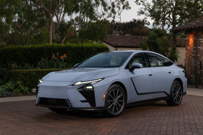 Lexus, amilyen még nem volt: szedán SUV-komforttal 24 Lexus, amilyen még nem volt: szedán SUV-komforttal 24