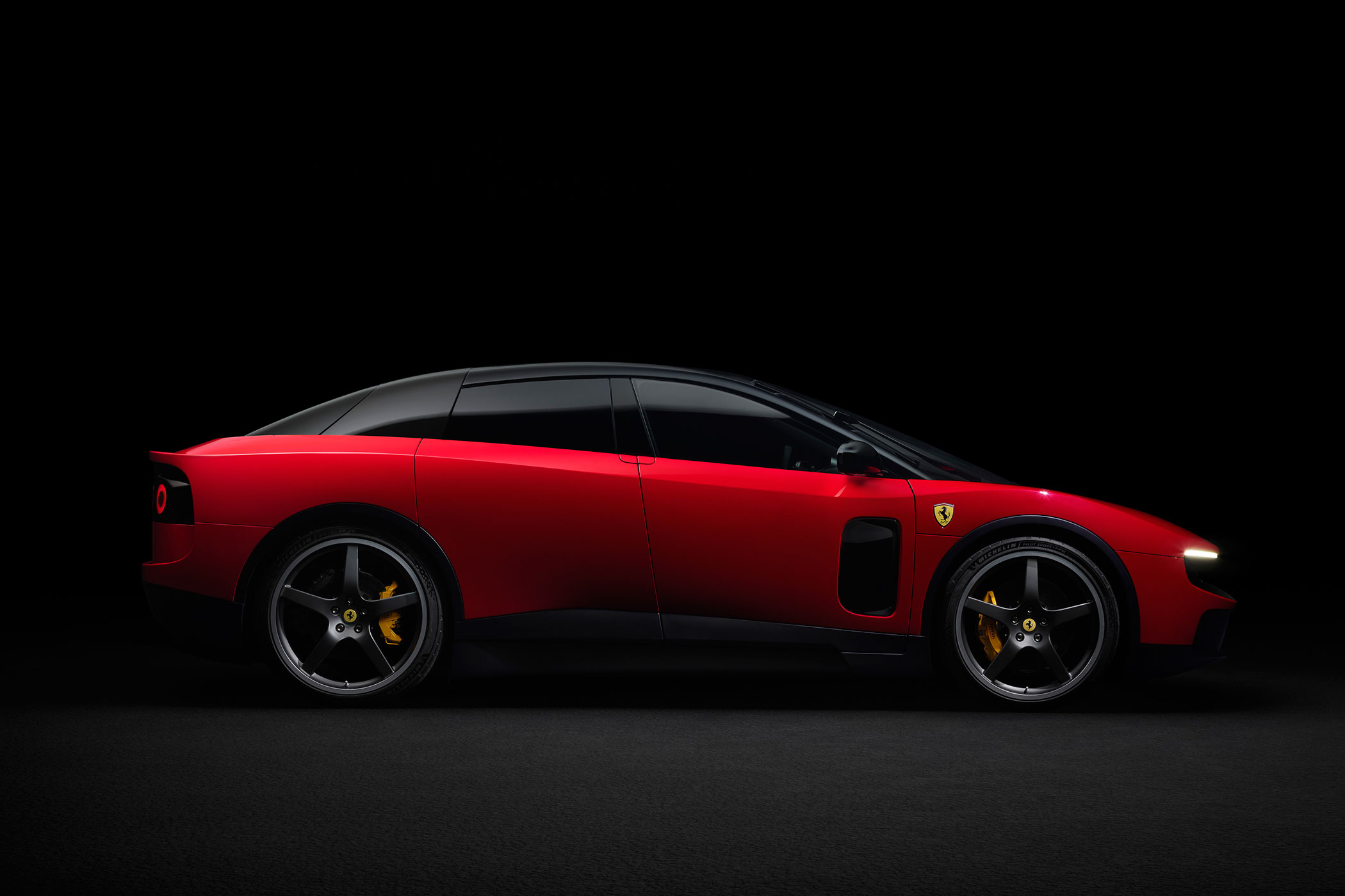 Rekordösszegért vitték el az első elektromos, nagyon megosztó Ferrarit 5