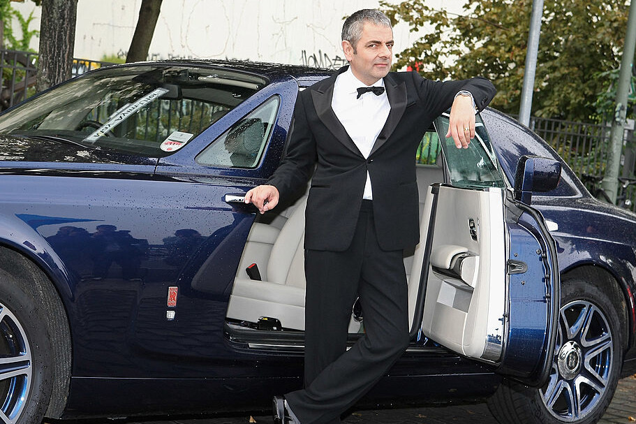 Rowan Atkinson Performs Jetski Stunt For Johnny English - Reborn Premiere | Vezess