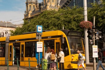 Gyerekhangra váltanak a budapesti villamosok