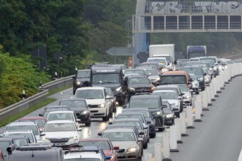 Kilométeres torlódásokkal búcsúzik a hosszú hétvége