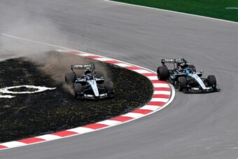 Adok-kapok a Mercedesnél, kiborult az F1 éllovasa