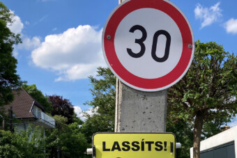 Budán egy milliomos háza előtt fotózták le az év legviccesebb tábláját