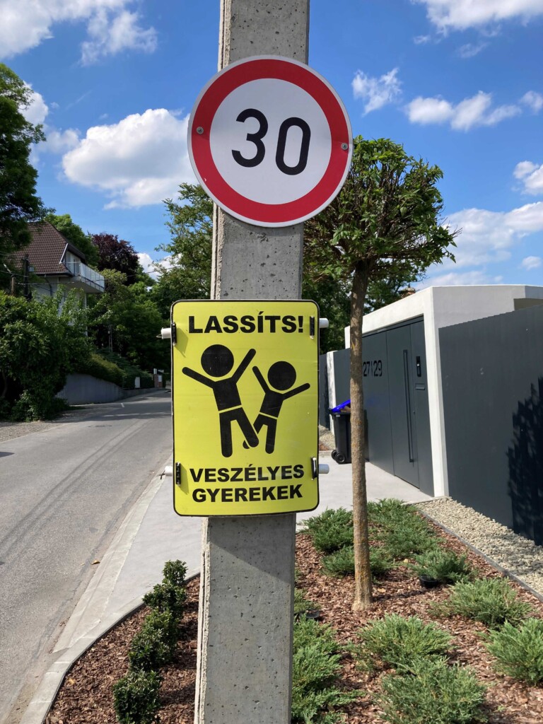 Budán egy milliomos háza előtt fotózták le az év legviccesebb tábláját 1
