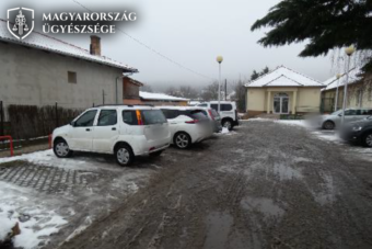 Gyerekkel együtt lopta el az autót a tolvaj, bíróságra megy