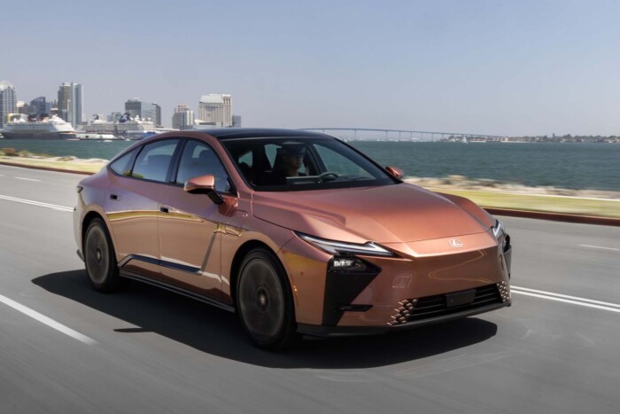 Lexus, amilyen még nem volt: szedán SUV-komforttal 21 Lexus, amilyen még nem volt: szedán SUV-komforttal 21