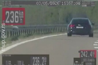 236 km/órás tempóval repesztett az autópályán, amikor lekapcsolták