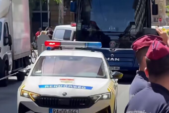 Így gurult be a hatalmas busz a BL-döntősökkel Budapestre